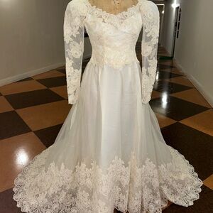 Beauti vintage wedding dress
True silk organza